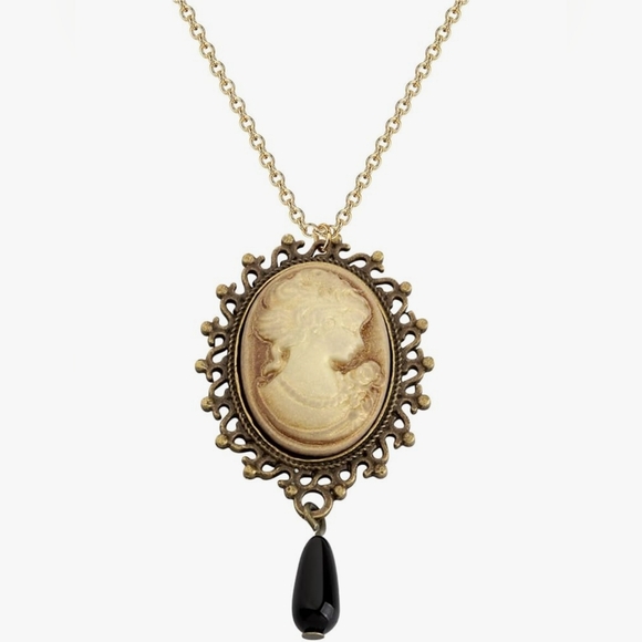 Jewelry - Vintage Style Cameo Pendant Necklace